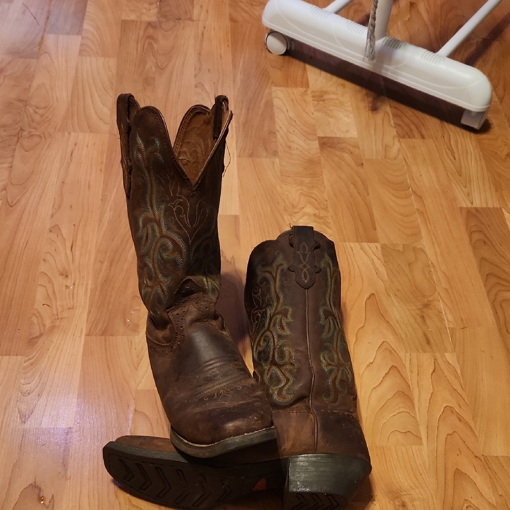 Brown Western Cowboy Boots with Embroidered Design